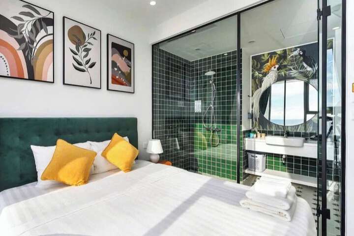 Room 12 of 76