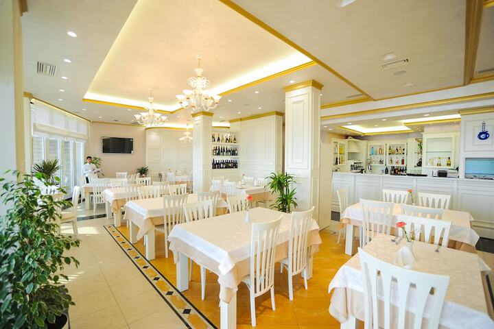 Dining 63 of 103