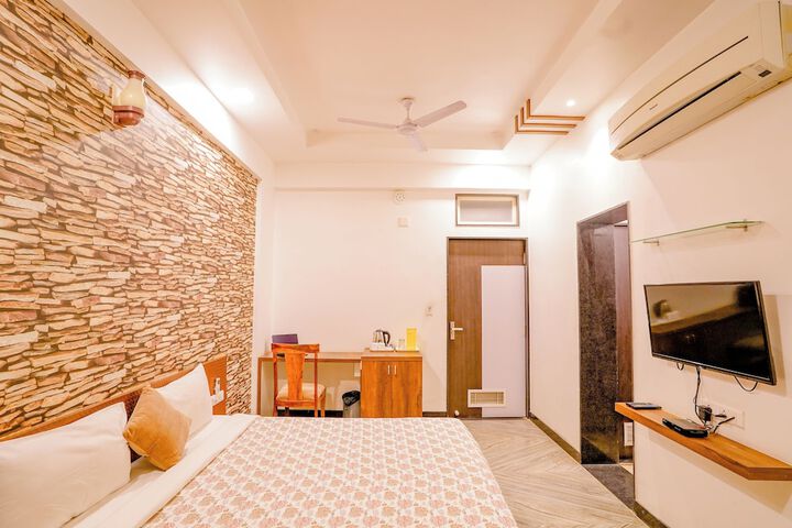 Room 8 of 33