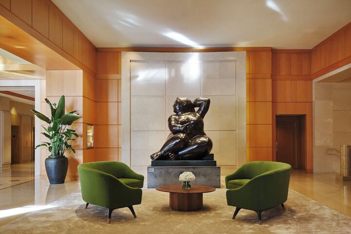 Lobby lounge