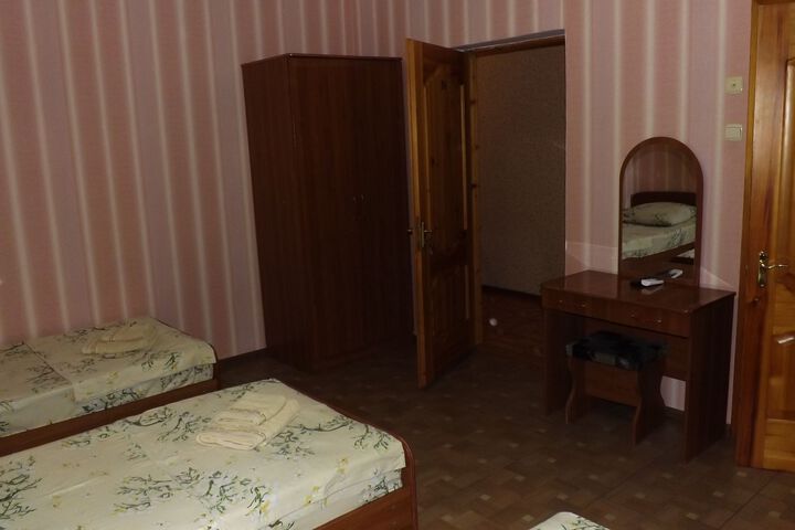 Room 13 of 21