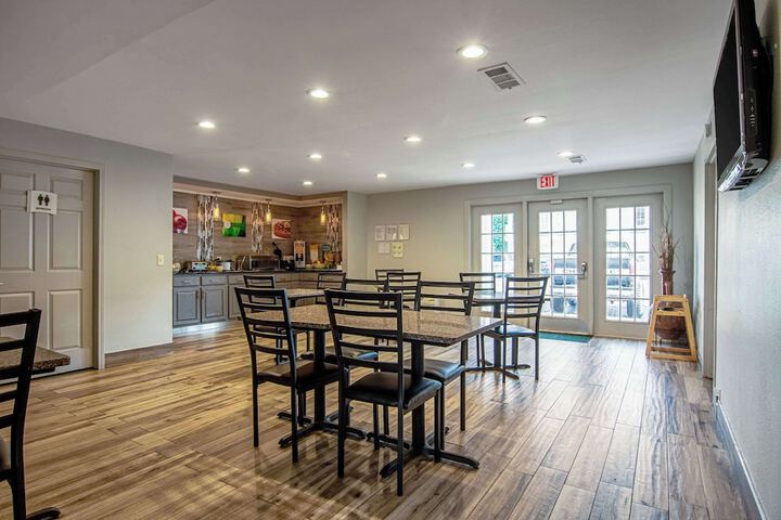 Breakfast/Coffee Service 25 of 32