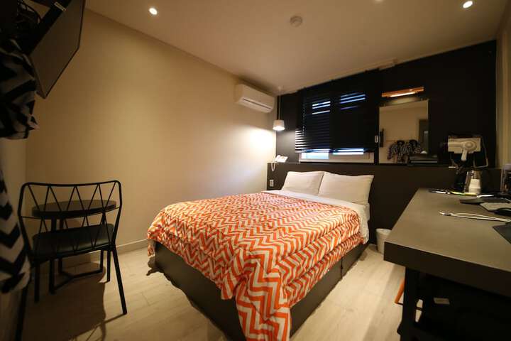 Room 4 of 5