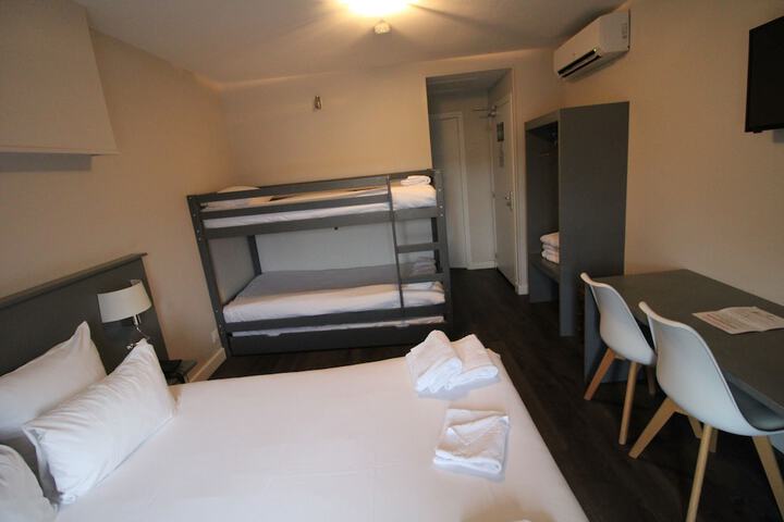 Room 28 of 69