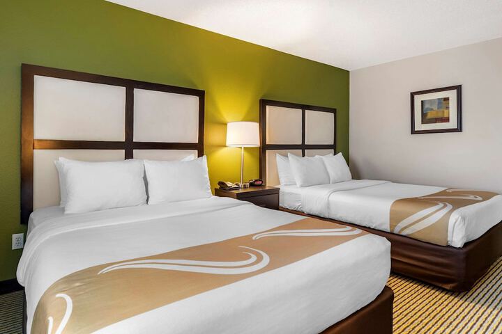 2 Queen Beds (2 of 10)