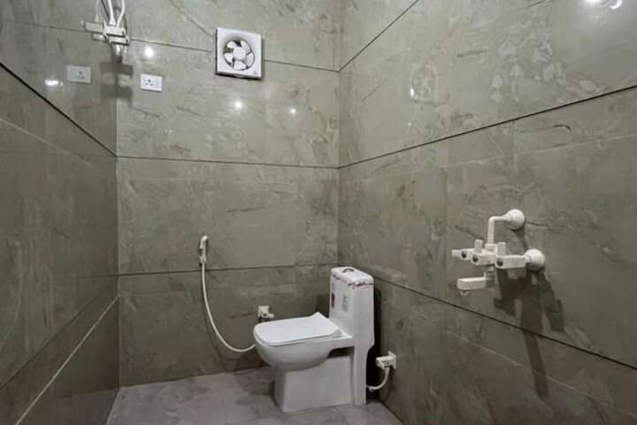 Room 7 of 8