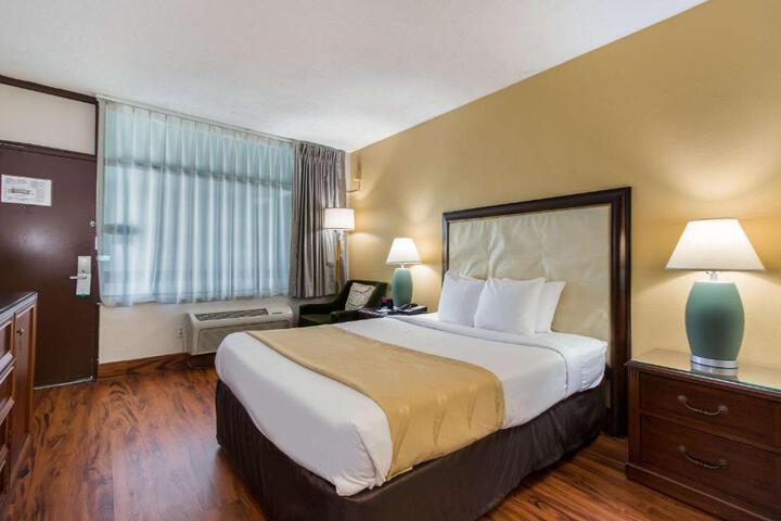 1 Queen Bed (5 of 17)