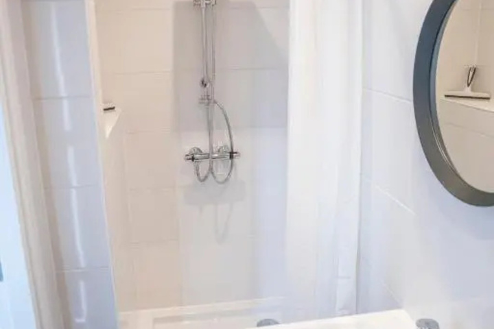 Room 5 of 10