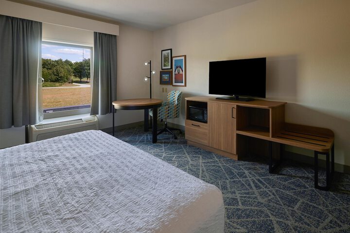 Room 32 of 76
