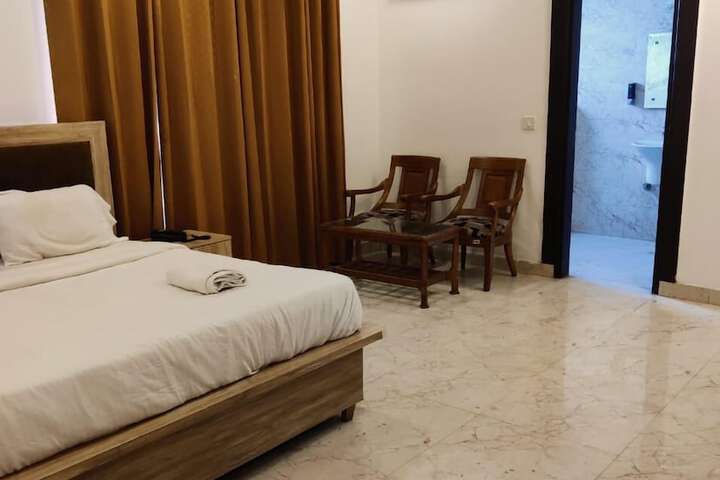 Room 5 of 16