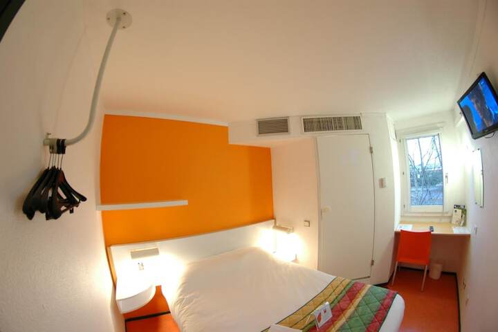 Room 11 of 33