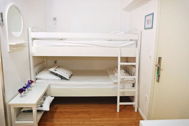 Room 28 of 104