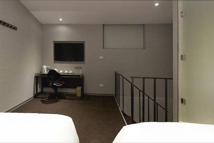 Room 11 of 18