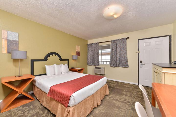 1 Queen Bed (17 of 21)