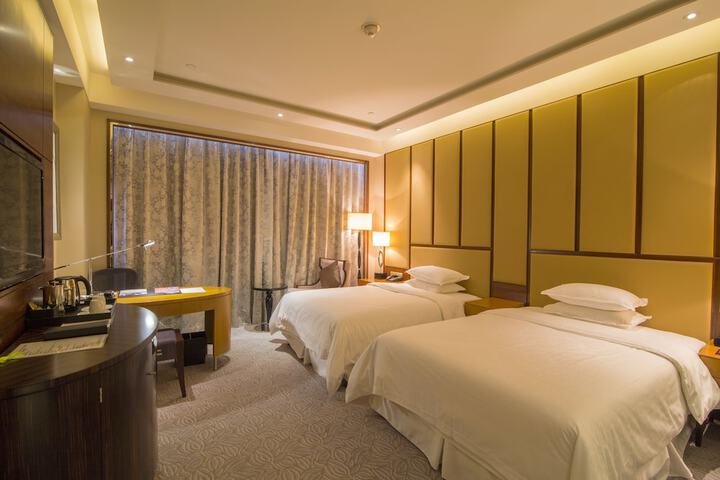 Room 8 of 93
