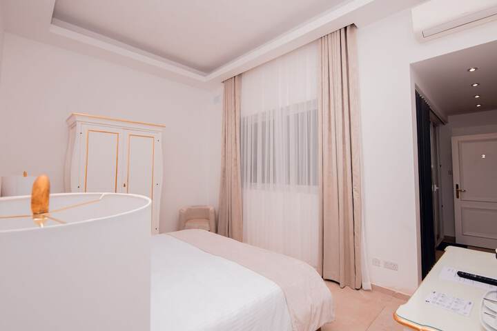 Room 2 of 77