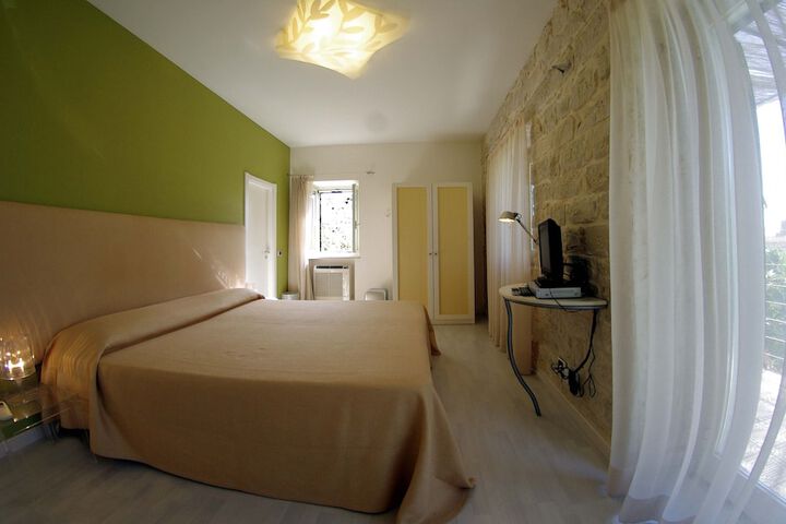 Room 13 of 85
