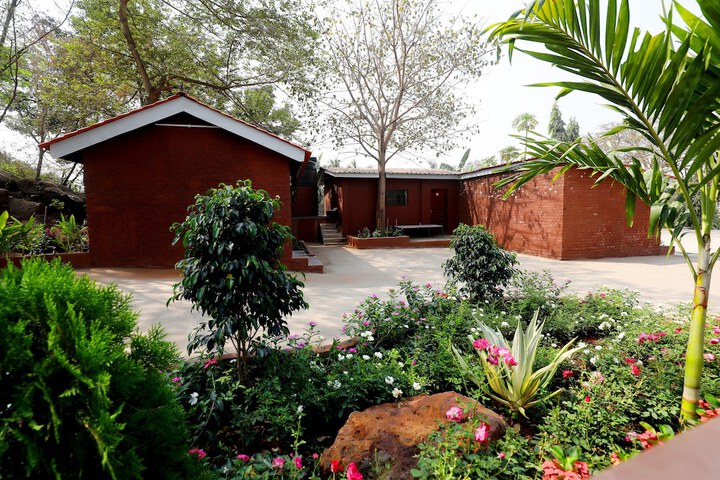 Hotel Exterior 76 of 87