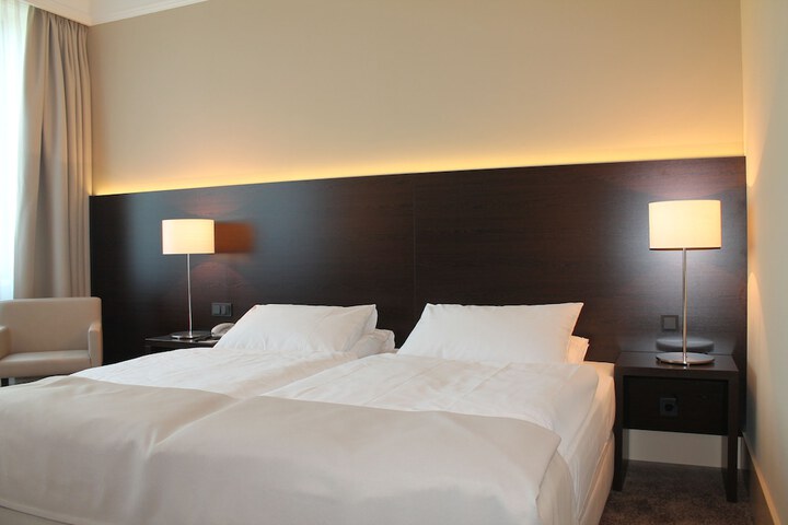 Room 10 of 46