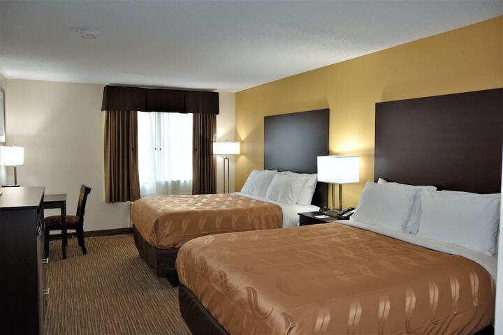 2 Queen Beds (10 of 10)
