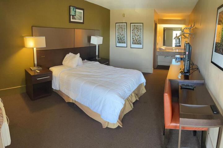 1 Queen Bed (1 of 2)