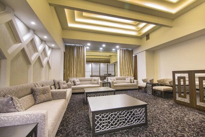 Lounge 33 of 36