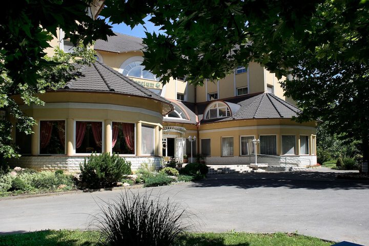 Exterior of Hotel Arborétum