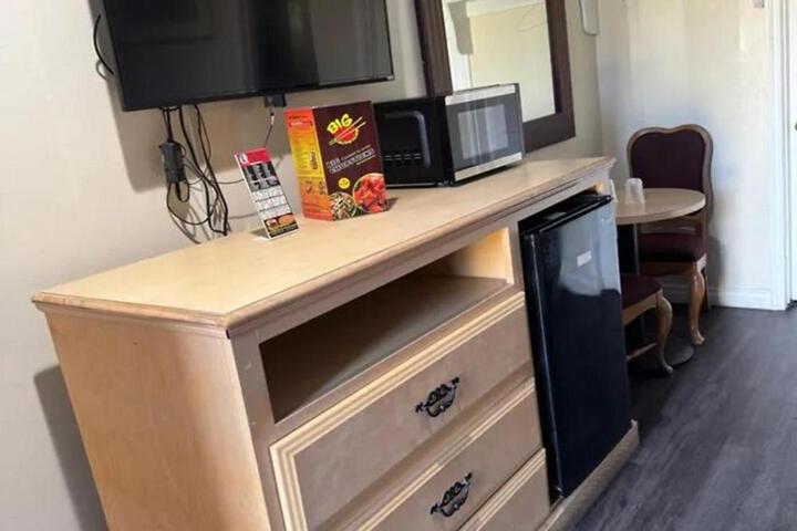 1 Queen Bed (3 of 8)