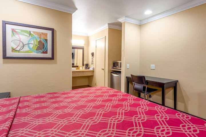 1 King Bed (14 of 19)