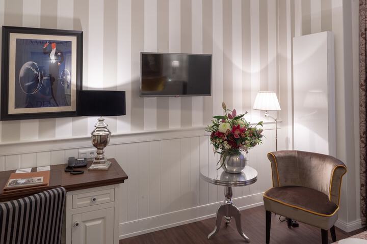 Room 42 of 77