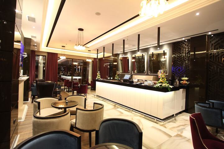Lounge 74 of 102