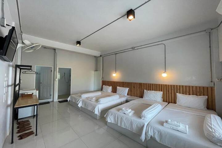 Room 28 of 77