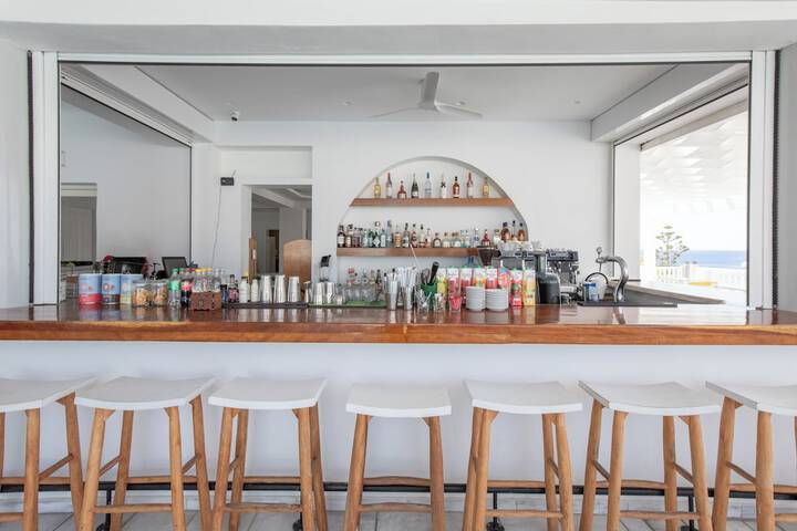 Lounge 103 of 144