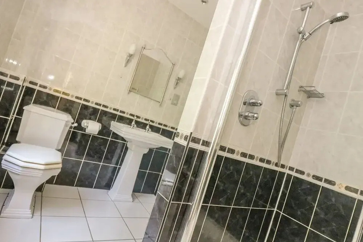 Room 7 of 17