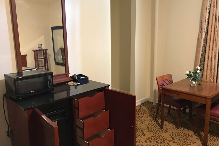 Room 6 of 28