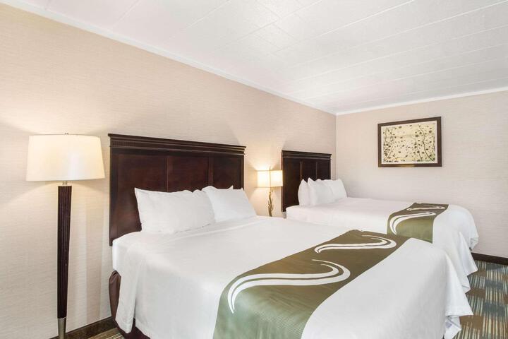 2 Queen Beds (13 of 14)