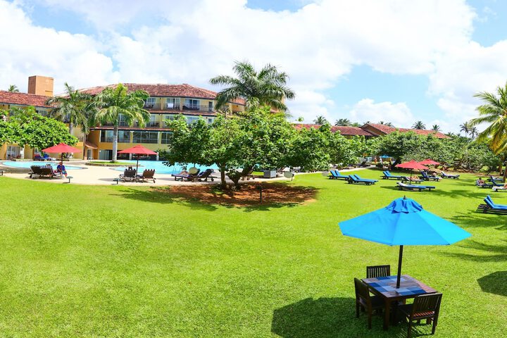 Hotel Exterior 40 of 46