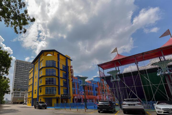 Exterior of SMC Hotel i-city