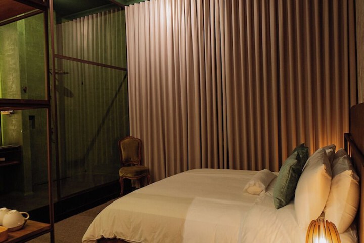 Room 6 of 37