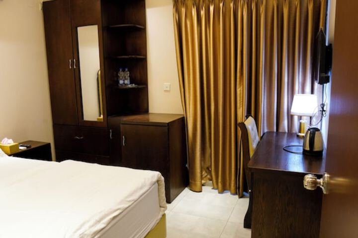 Room 2 of 10