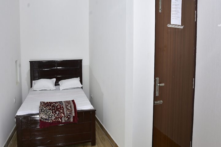 Room 10 of 14