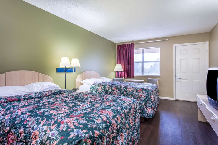 2 Double Beds (8 of 9)
