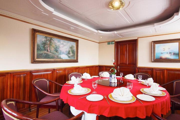 Dining 7 of 9