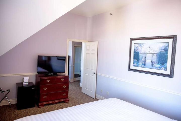 Suite 2 Queen Beds Sitting Area WiFi Coffee and Tea Maker Bathtub and Shower Continental Breakfast (12 of 29)