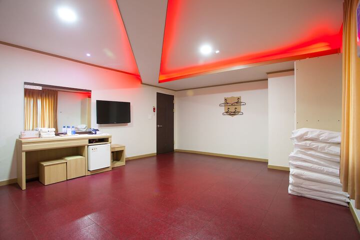 Room 17 of 31