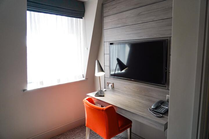 Room 6 of 30
