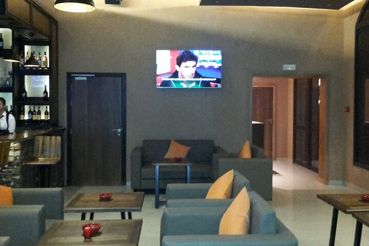 Lounge 44 of 49