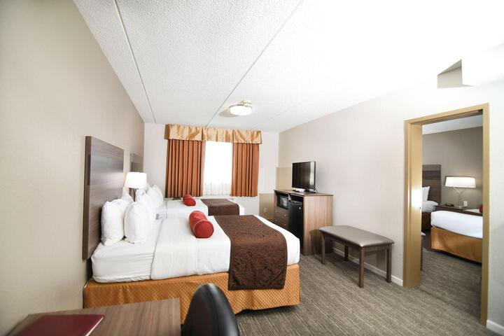 Accessible Suite King Bed Accessible Bathtub Microwave and Refrigerator WiFi Non S (4 of 39)