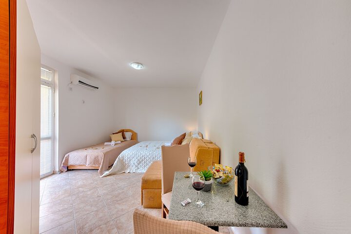 Room 7 of 28
