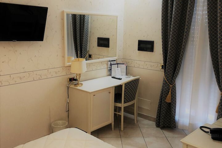 Room 10 of 18